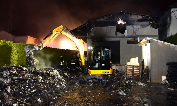 Ватрогасци се сатима борили са ватреном стихијом на Вождовцу: Багер раскопавао изгореле остатке (ФОТО)